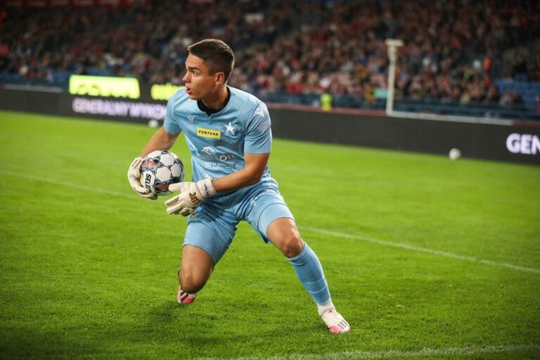 Mikołaj Biegański blisko odejścia. Sensacyjny kierunek transferu.